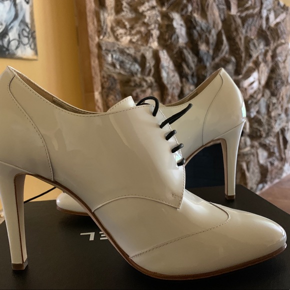 CHANEL Patent Lace Up Ankle Shoeties White - Picture 3 of 6